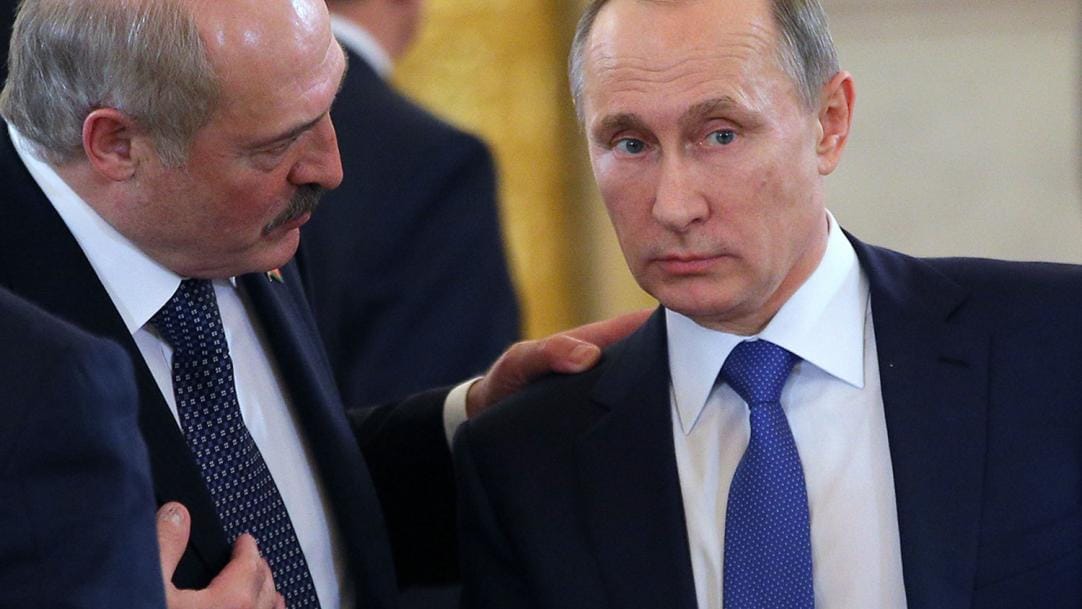 «Резиновая попа», благодарности Берии и Сталину и табличка «спасите». Как Путин и Лукашенко школьников учили