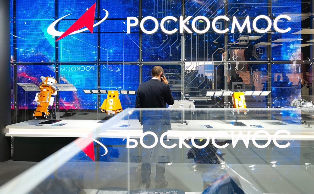 «Коммерсантъ»: Бывший топ-менеджер «Роскосмоса», подозреваемый в хищении 600 млн рублей, сбежал за границу и объявлен в розыск