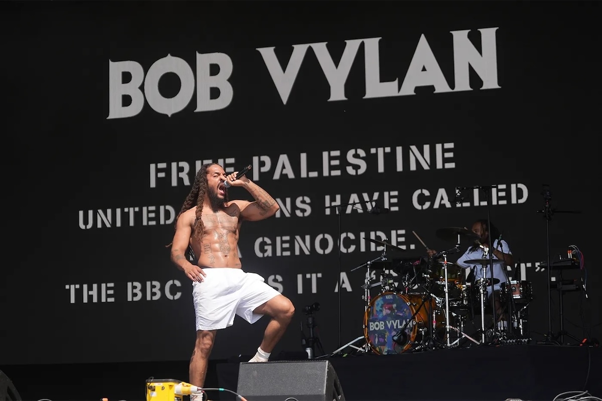 Выступление Bob Vylan на фестивале в Гластонбери, 2025 год