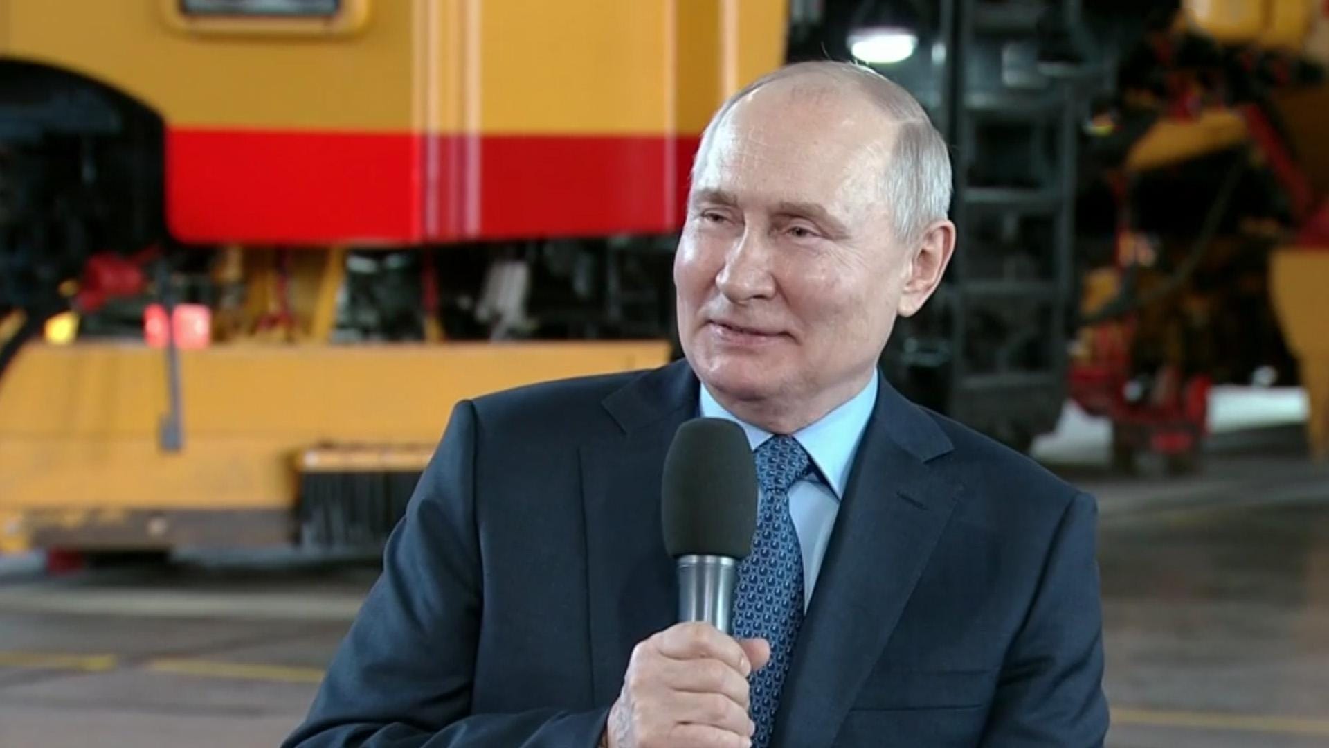 Путин рассказал рабочим о рекордно низком уровне безработицы. Но забыл про рекордно высокую скрытую безработицу