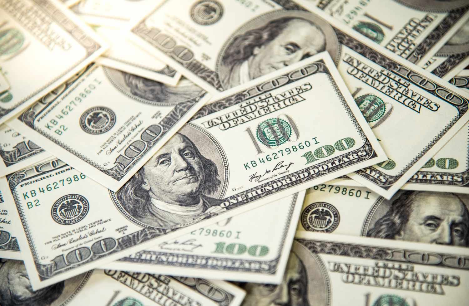 Курс доллара превысил 100 рублей впервые с марта 2022 года