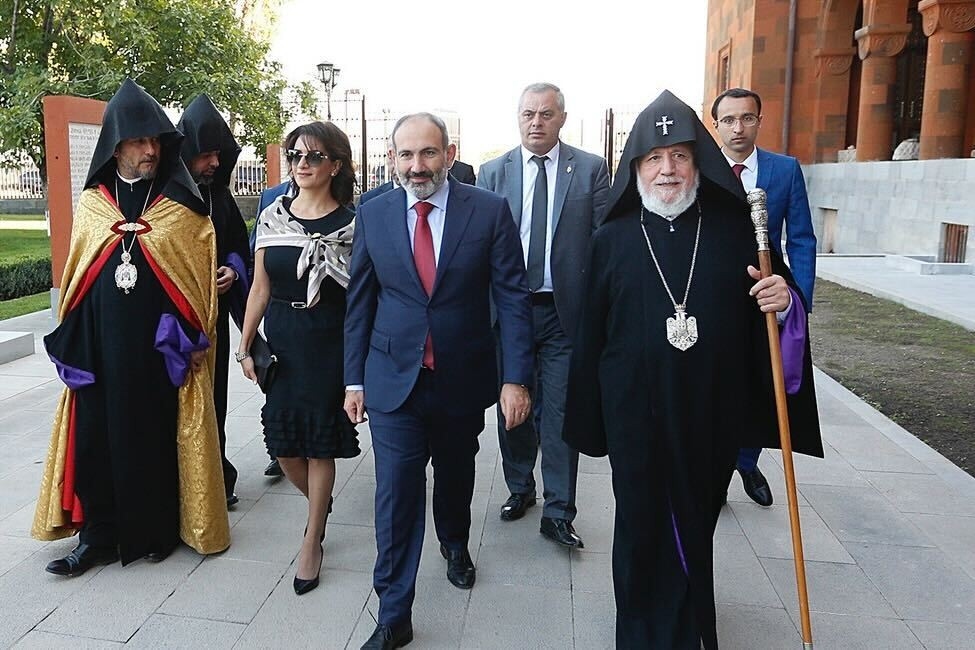 Гарегин II, Никол Пашинян и Анна Акопян в 2019 году в Эчмиадзине. Фото: пресс-служба правительства Армении