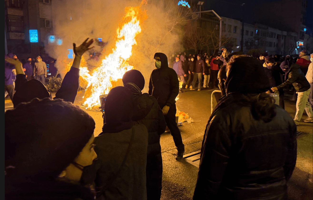 Иранцы на акции протеста в Тегеране, 9 января/AP